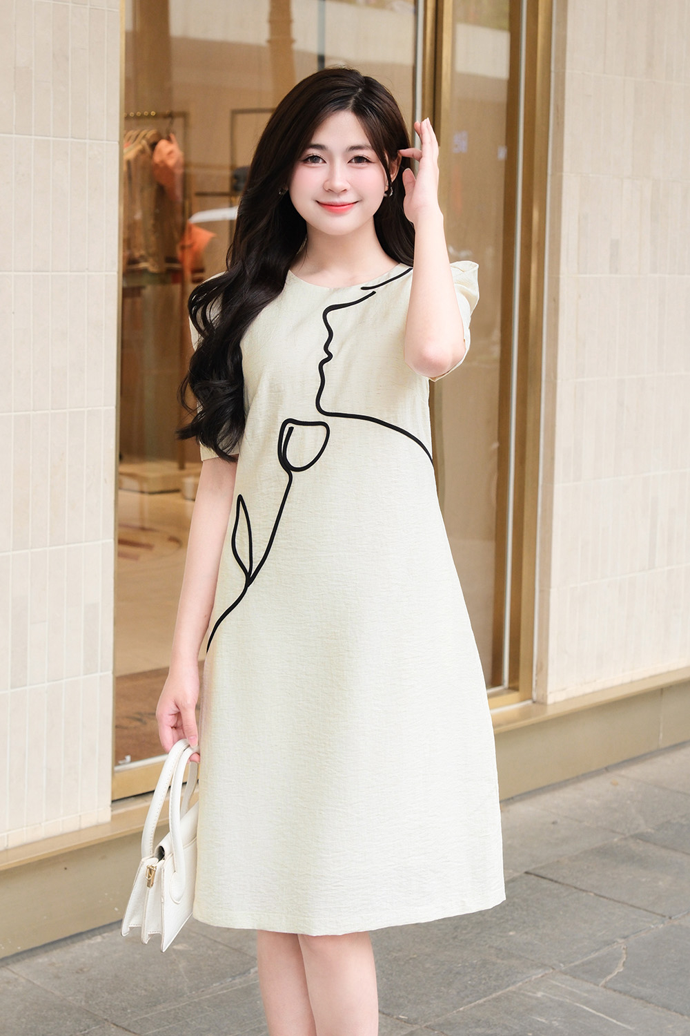 Đầm trắng suông chữ A công sở đính hoa đen KK175-10