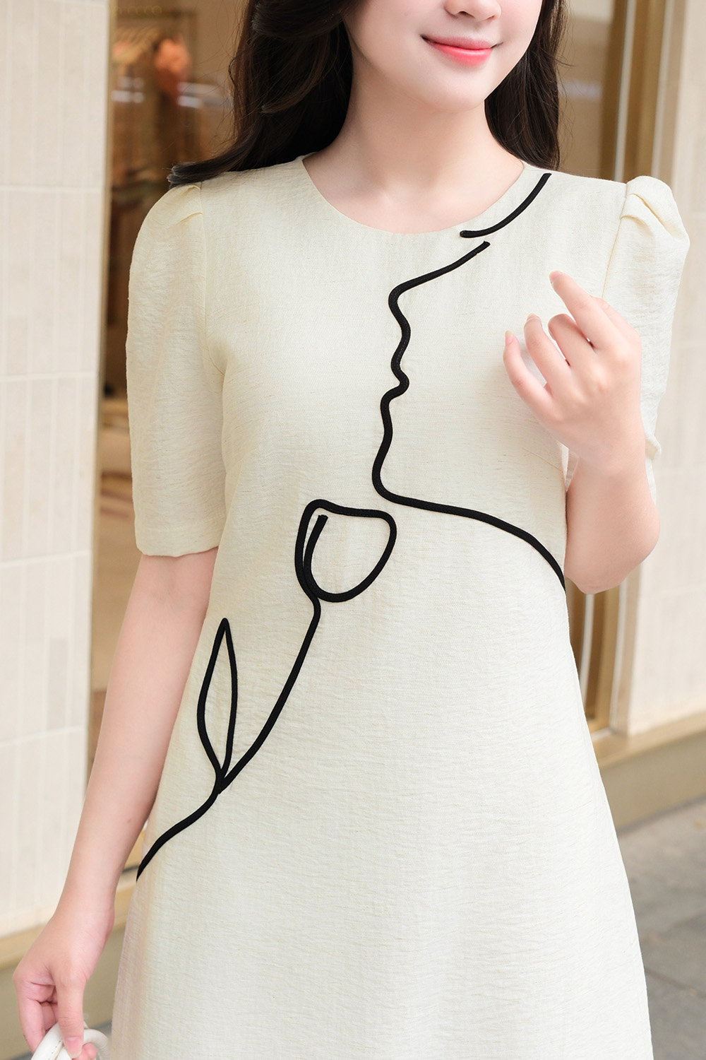 Đầm trắng suông chữ A công sở đính hoa đen