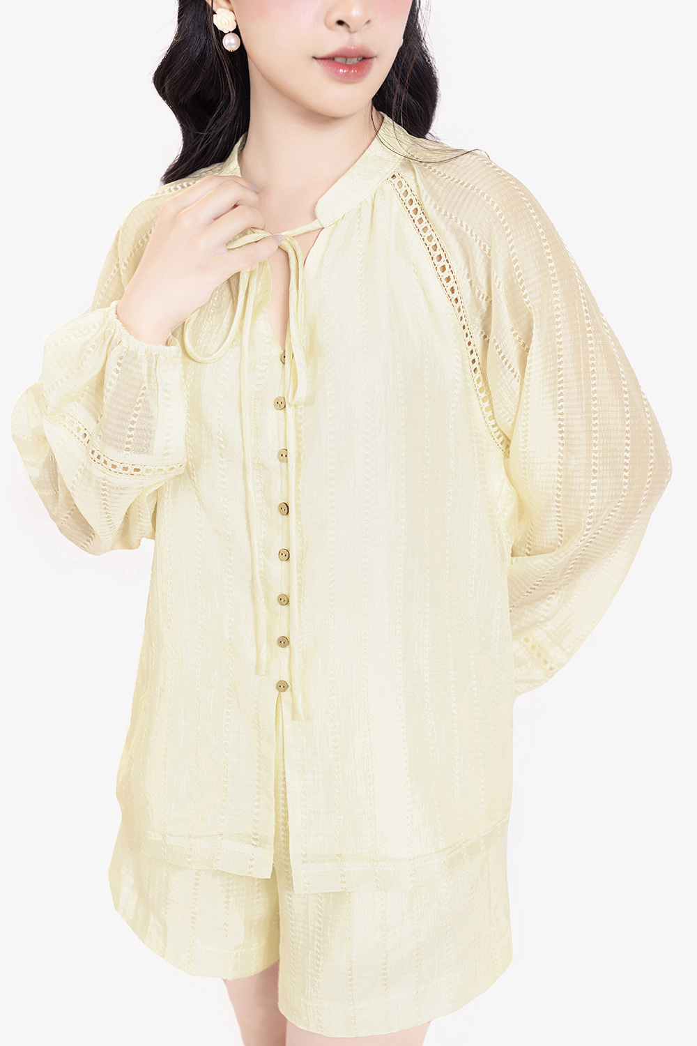 Áo kiểu nữ tay dài màu kem