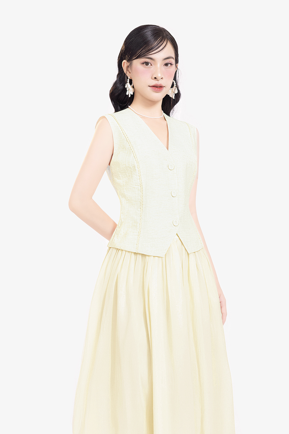 Áo gile nữ màu kem viền đăng ten