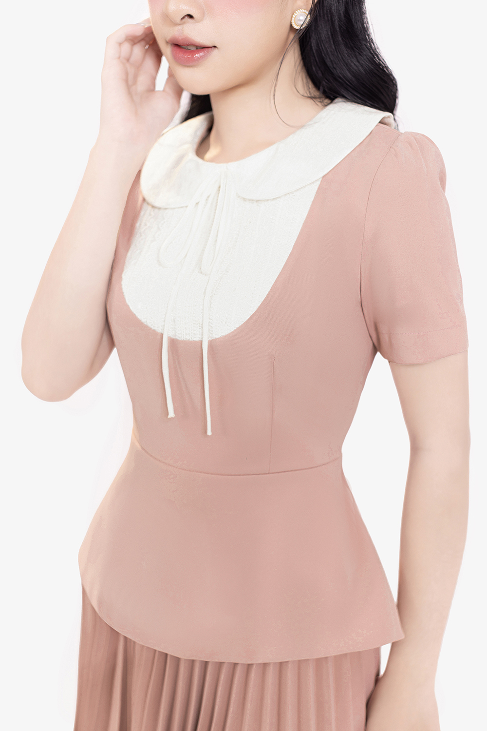 Áo kiểu nữ màu hồng phối cổ sen trắng