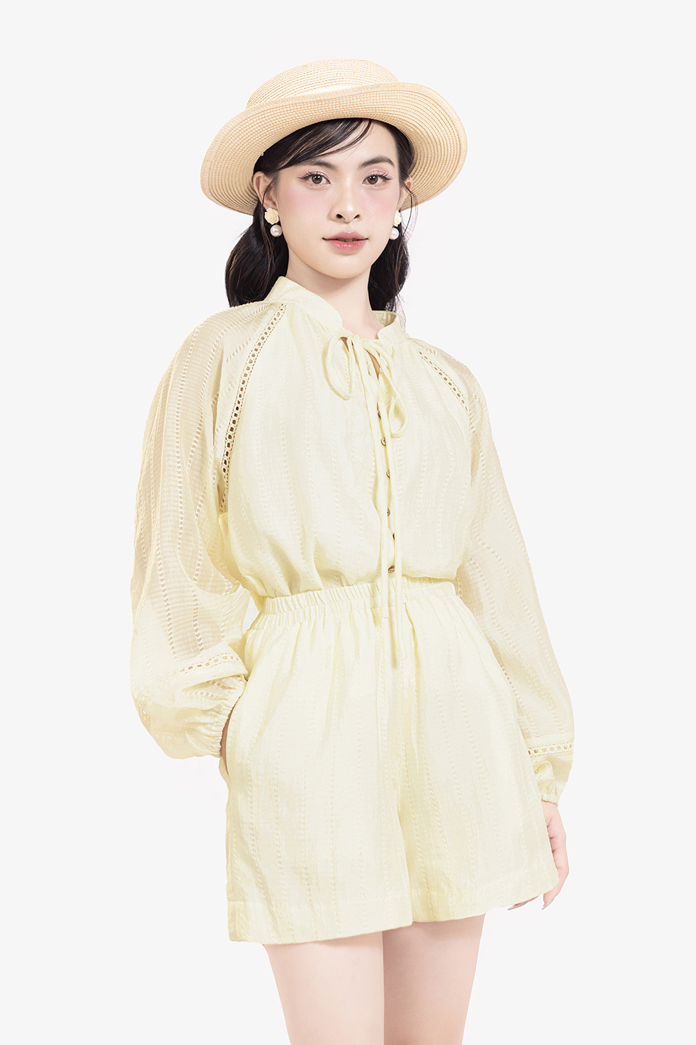 Quần short nữ màu kem eo bo chun