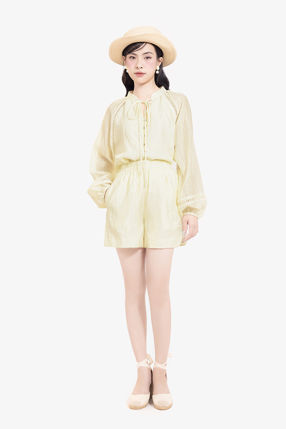 Quần short nữ màu kem eo bo chun