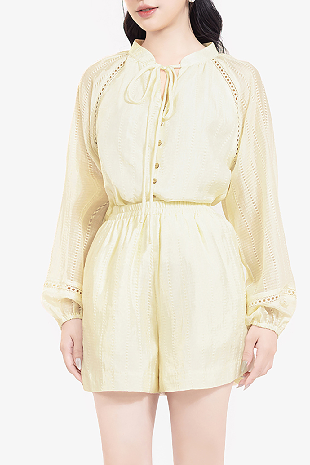 Quần short nữ màu kem eo bo chun