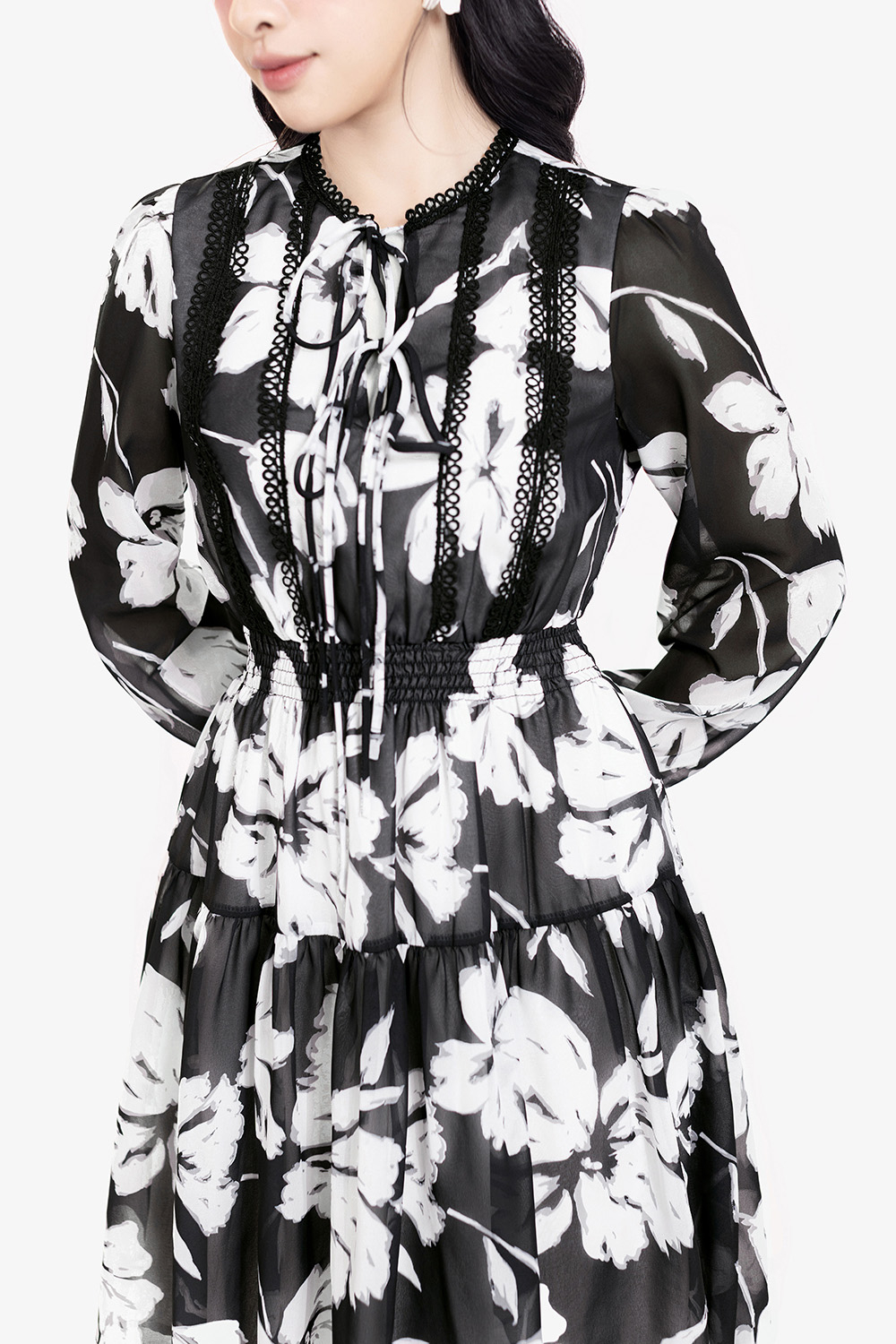 Đầm voan đen tay dài họa tiết hoa trắng