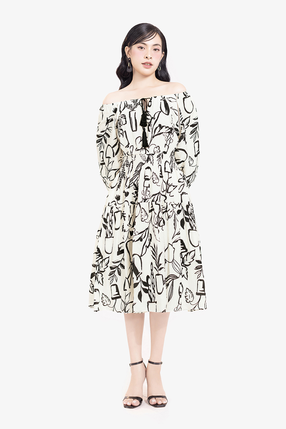 Đầm trắng trễ vai họa tiết đen tay lửng