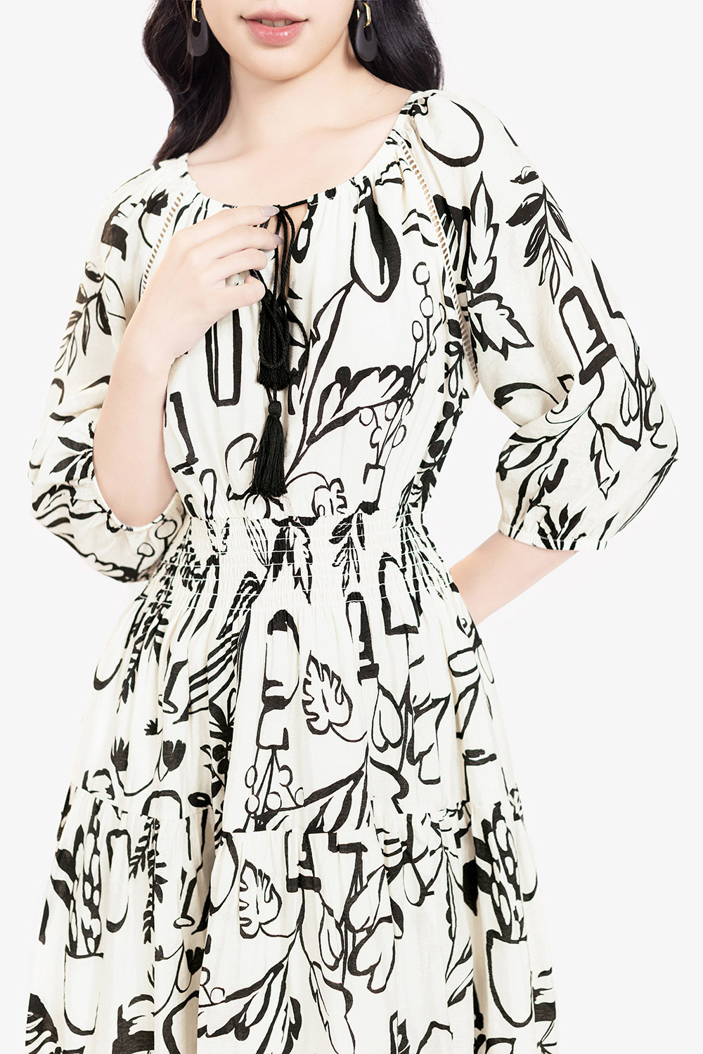 Đầm trắng trễ vai họa tiết đen tay lửng