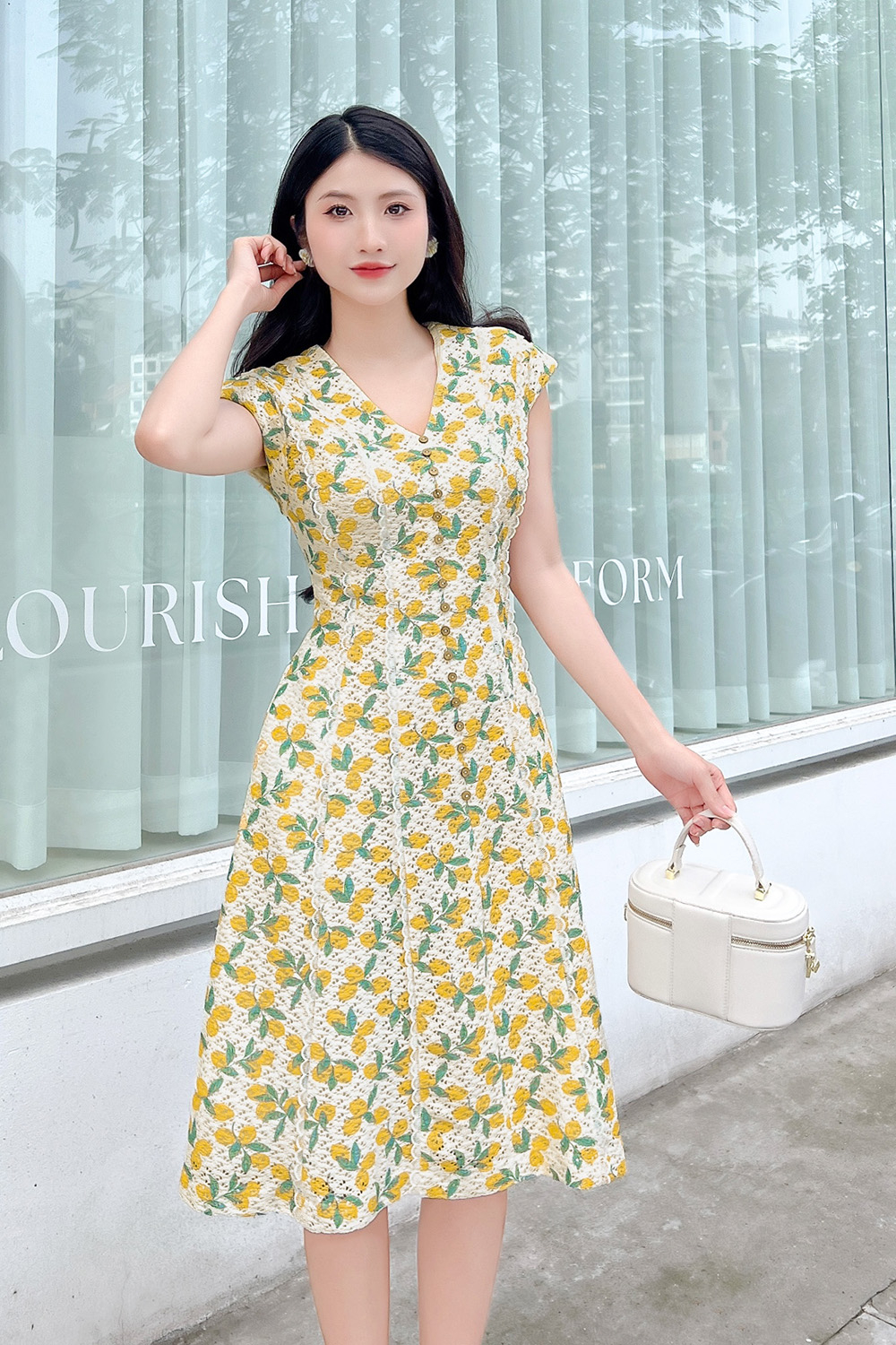 Đầm xòe chữ A màu trắng họa tiết vàng HL30-28