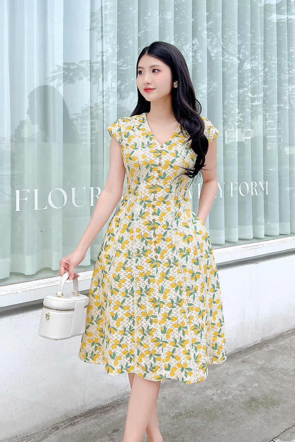 Đầm xòe chữ A màu trắng họa tiết vàng