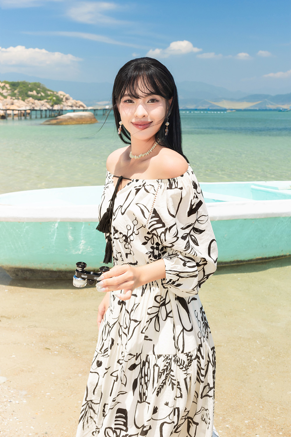 Đầm trắng trễ vai họa tiết đen tay lửng