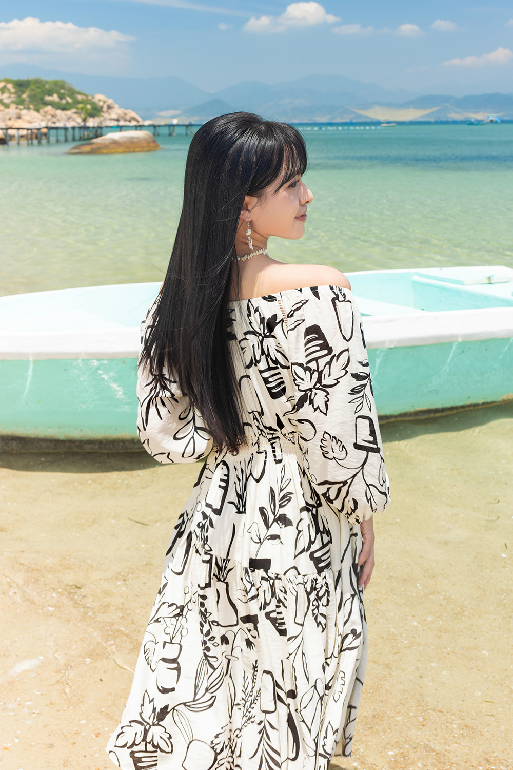 Đầm trắng trễ vai họa tiết đen tay lửng