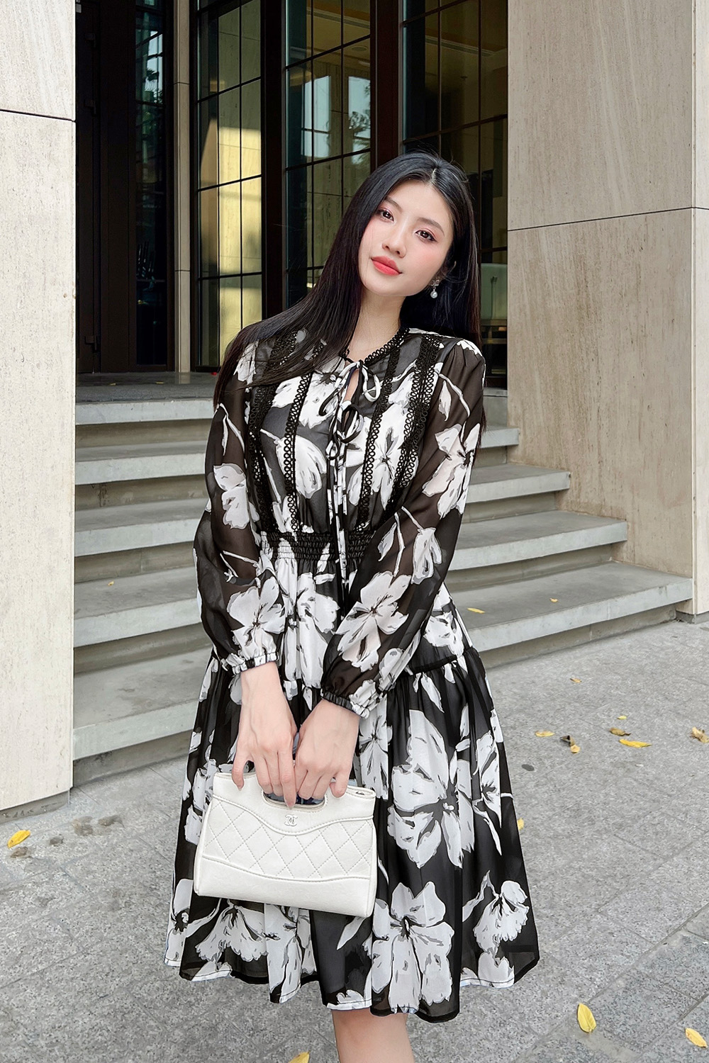 Đầm voan đen tay dài họa tiết hoa trắng