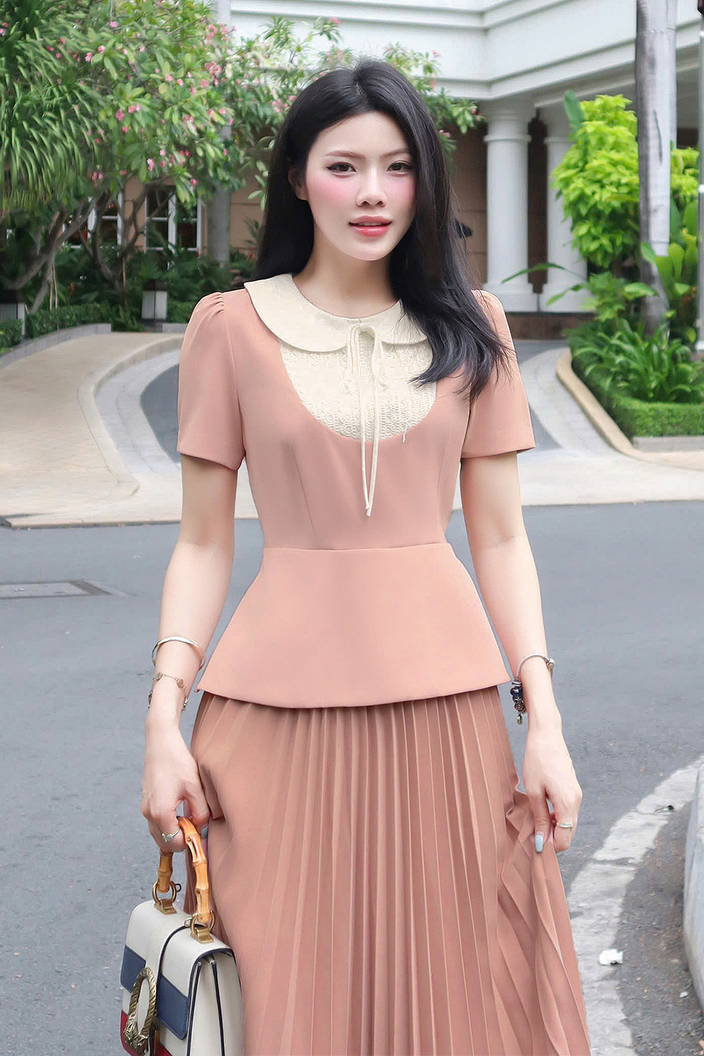 Áo kiểu nữ màu hồng phối cổ sen trắng