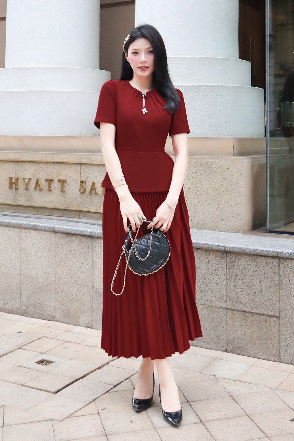 Chân váy xòe dài xếp ly màu đỏ