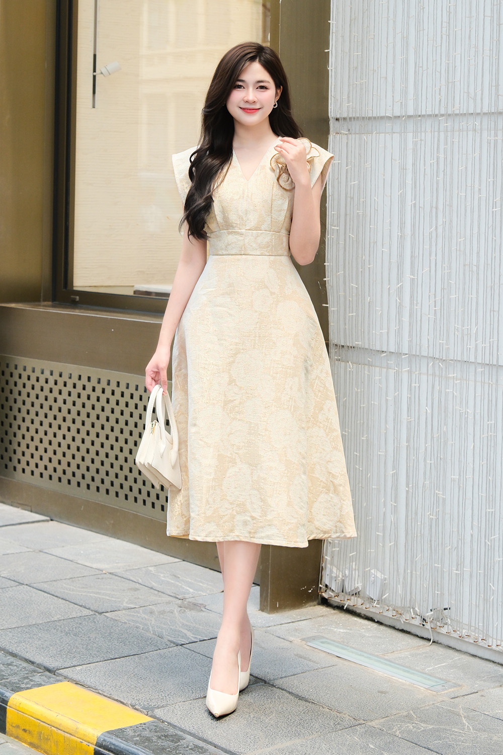 Đầm xòe tafta dự tiệc nhấn eo cao đính hoa