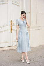 Đầm xòe dáng dài đính hoa ở cổ