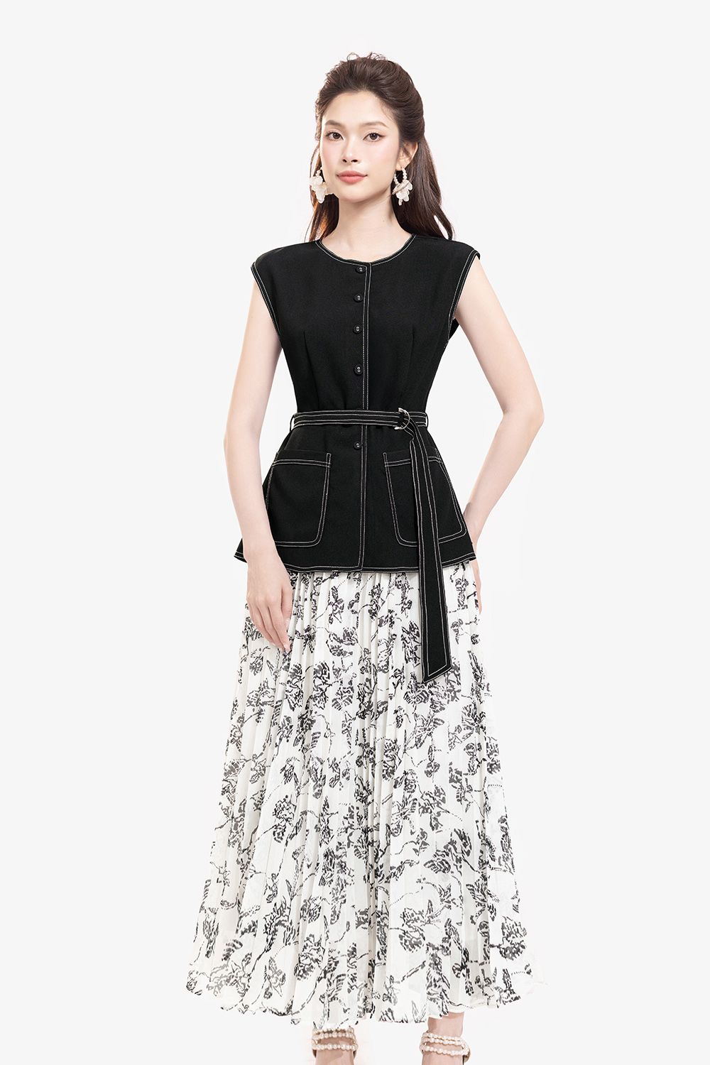 Áo đen peplum viền chỉ phối thắt lưng