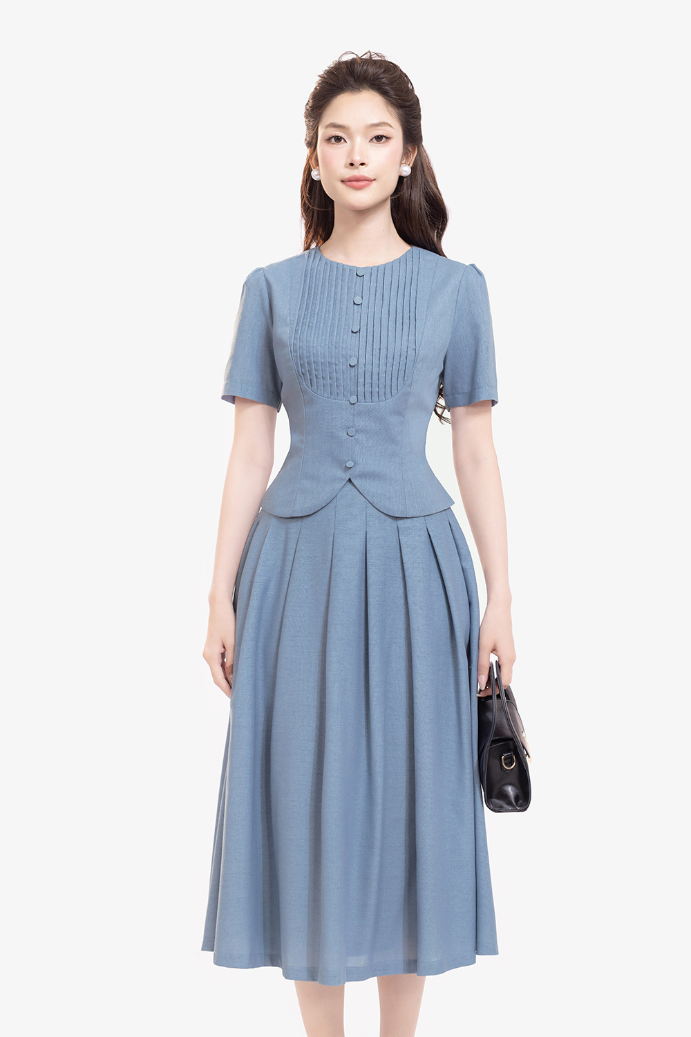 Áo kiểu dáng ngắn xếp ly phối nút bọc