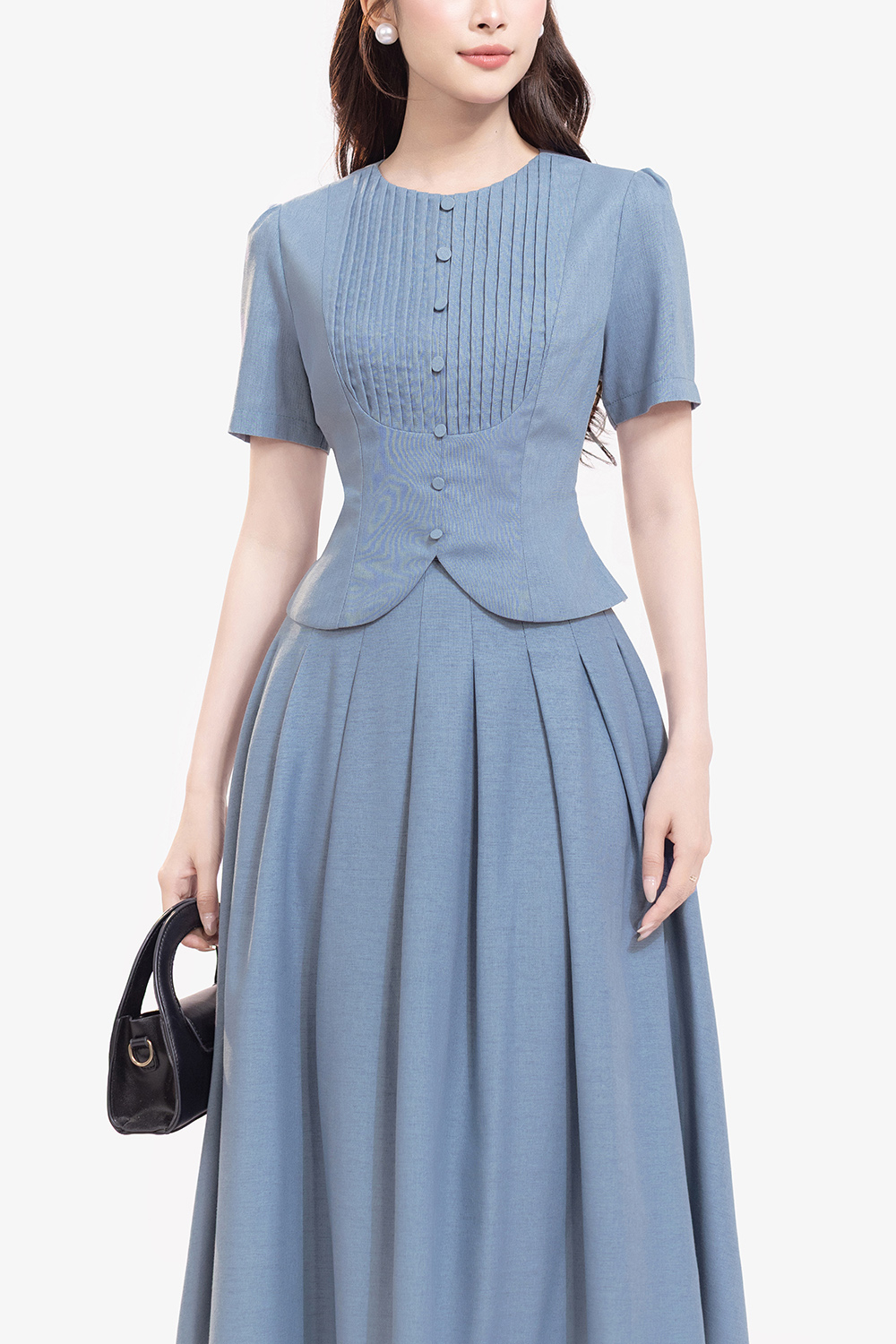 Áo kiểu dáng ngắn xếp ly phối nút bọc