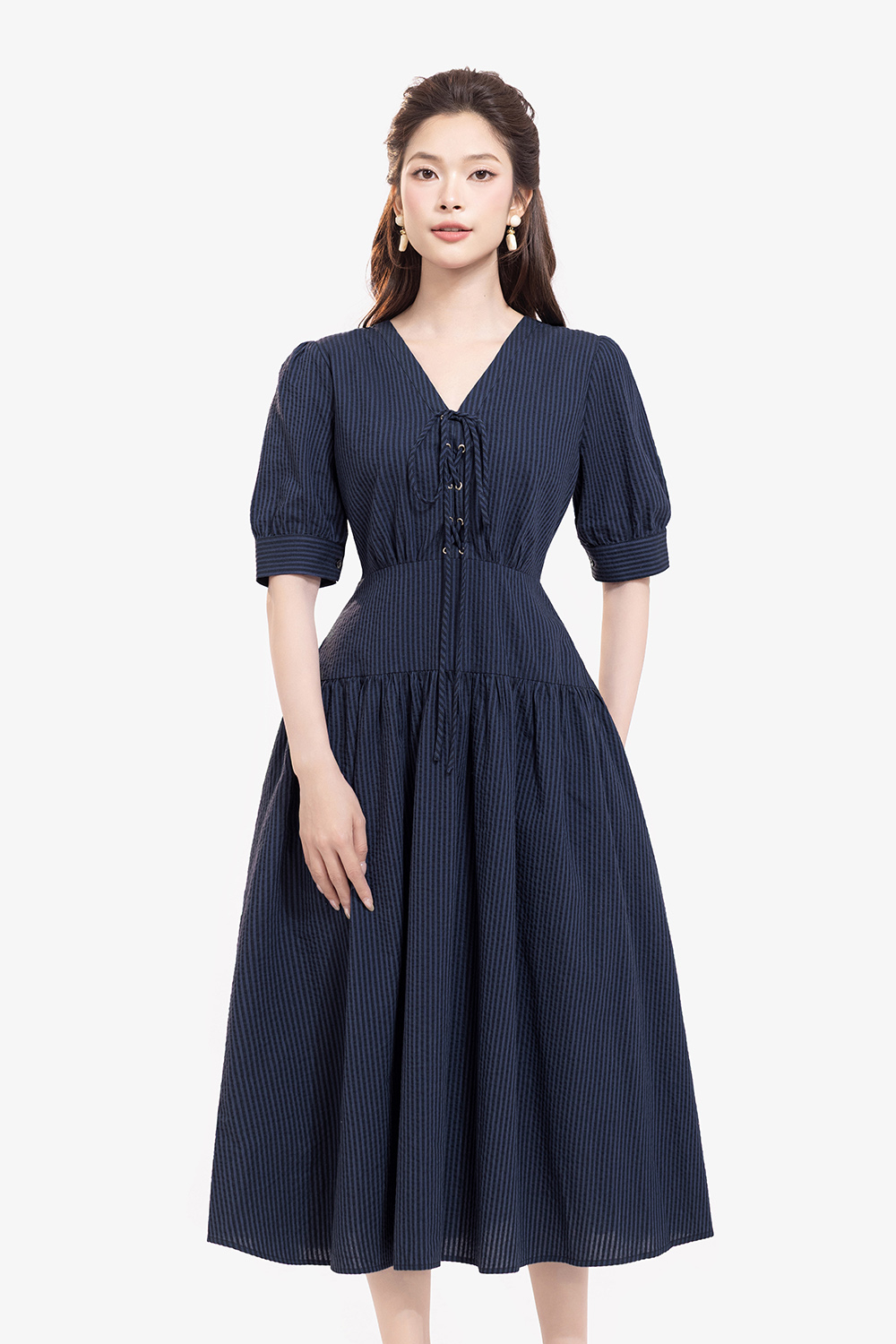 Đầm xòe kẻ sọc nhấn eo phối nơ