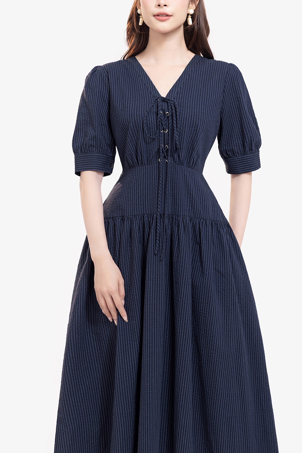 Đầm xòe kẻ sọc nhấn eo phối nơ