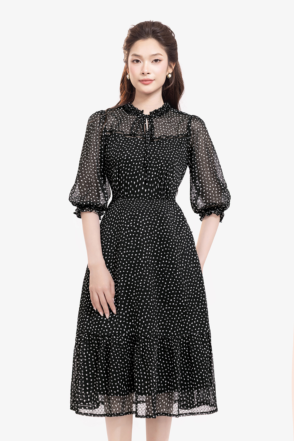 Đầm đen chấm bi dáng xòe đuôi cá