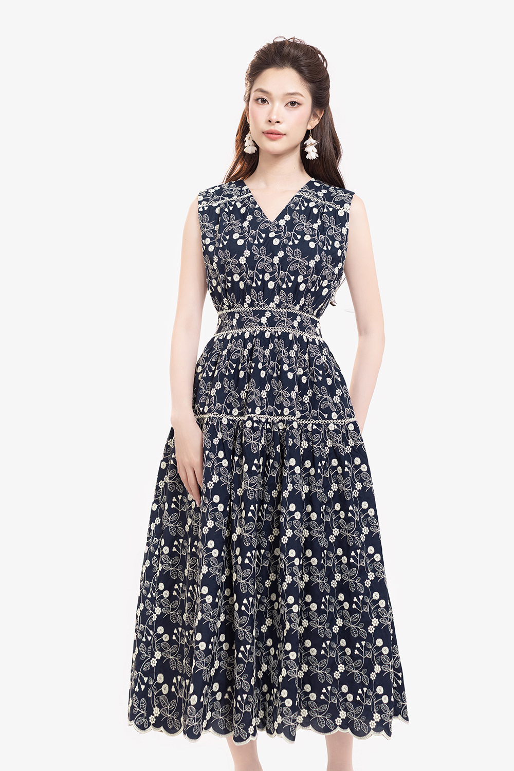 Đầm xòe dáng dài màu xanh hoa trắng