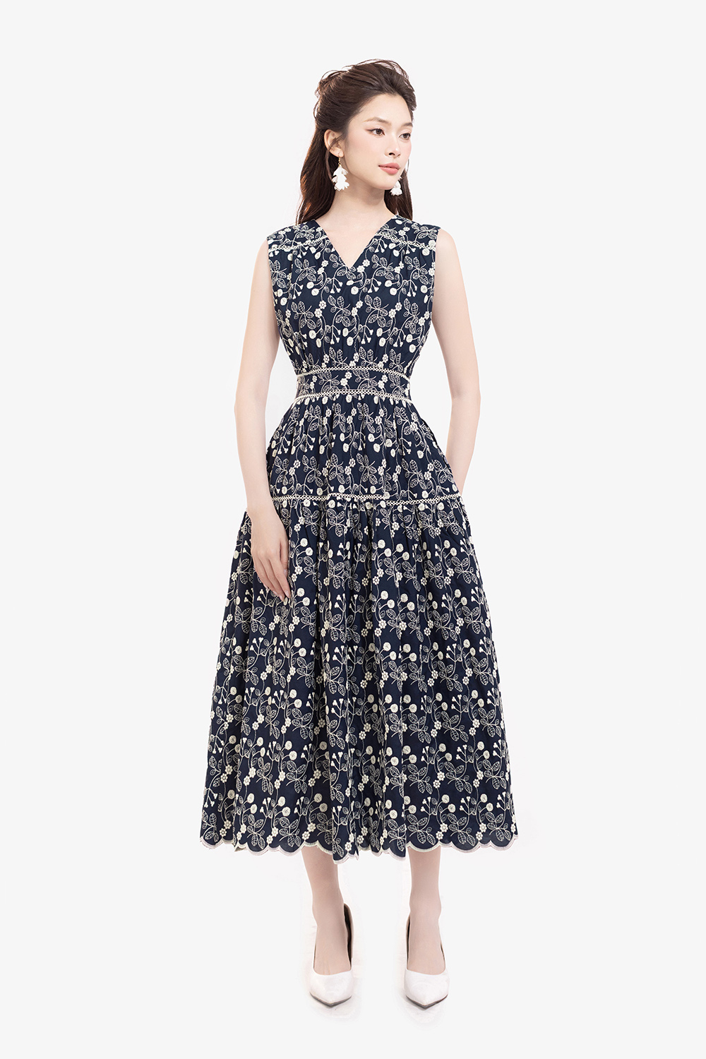 Đầm xòe dáng dài màu xanh hoa trắng