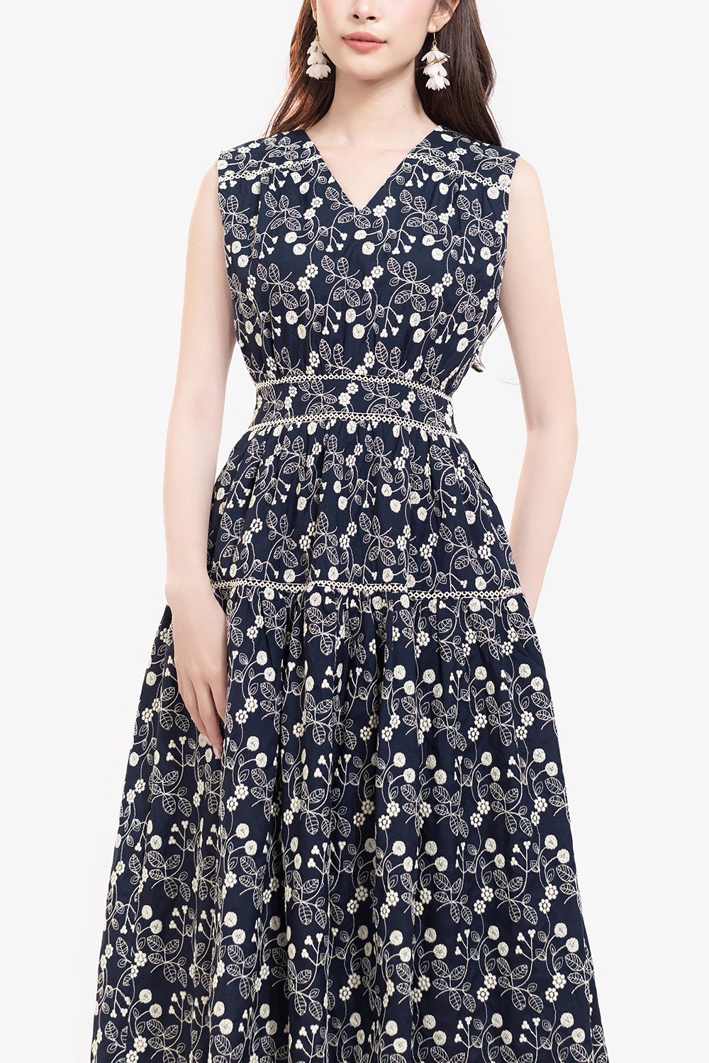 Đầm xòe dáng dài màu xanh hoa trắng