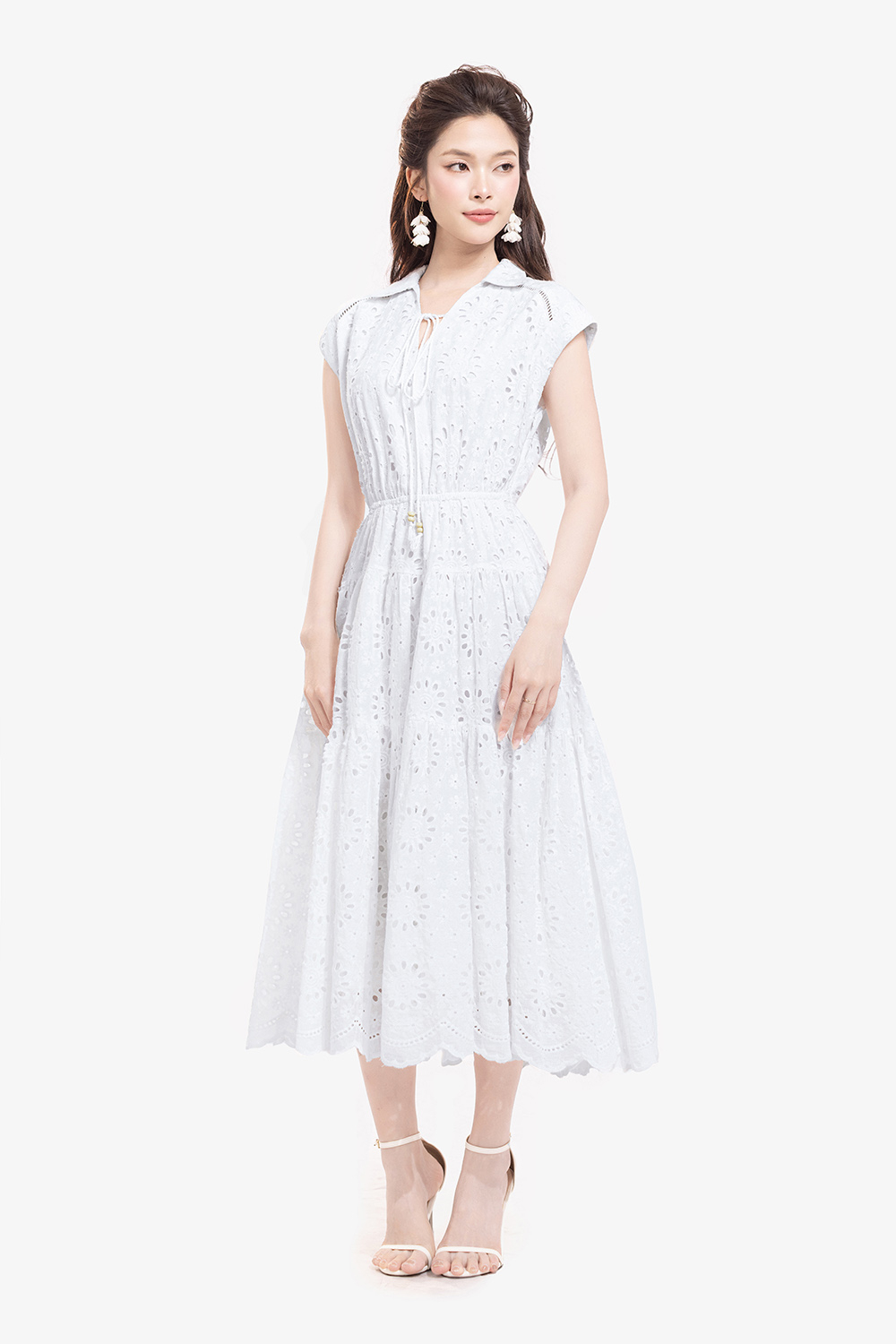 Đầm trắng dáng dài xô thêu hoa