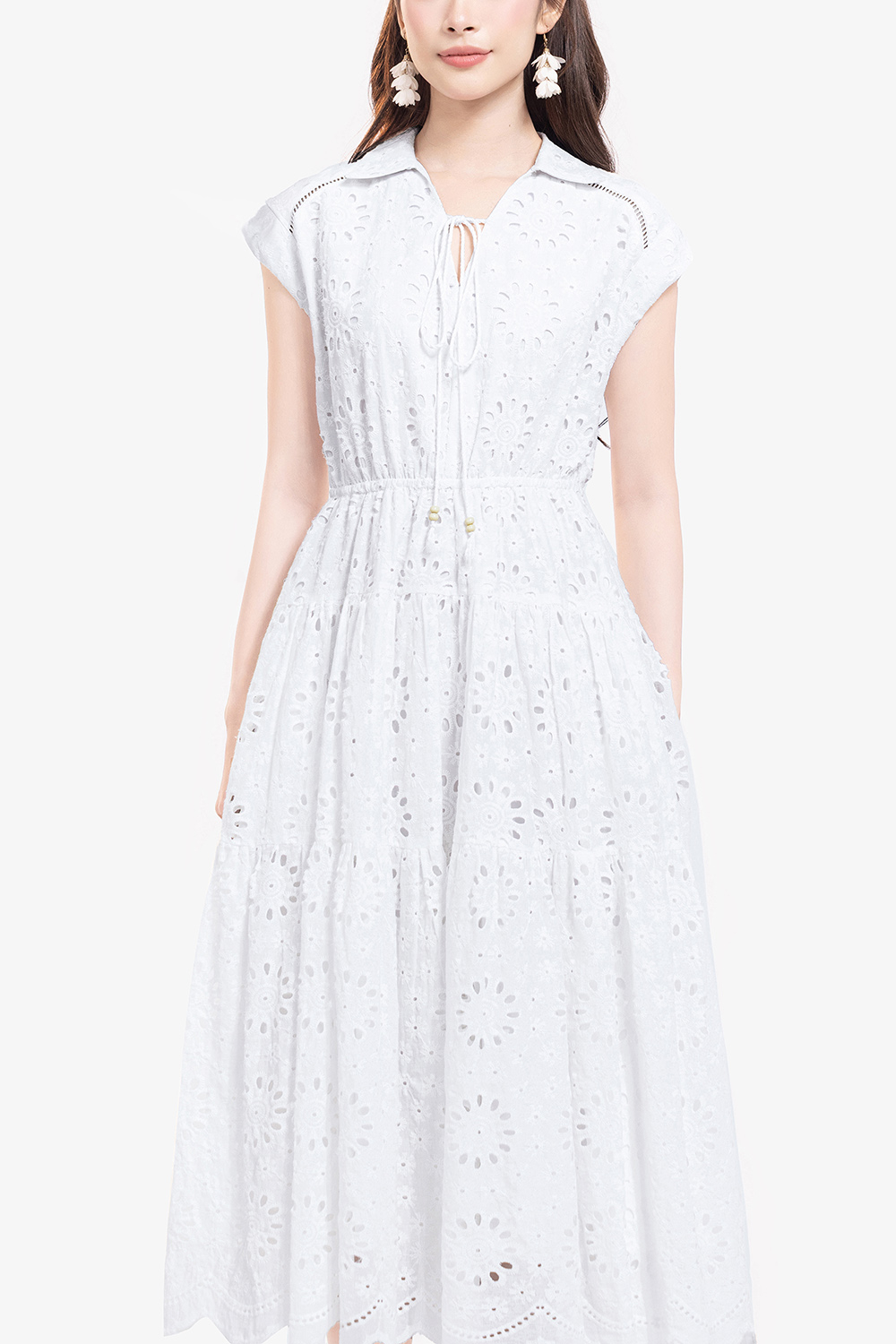 Đầm trắng dáng dài xô thêu hoa