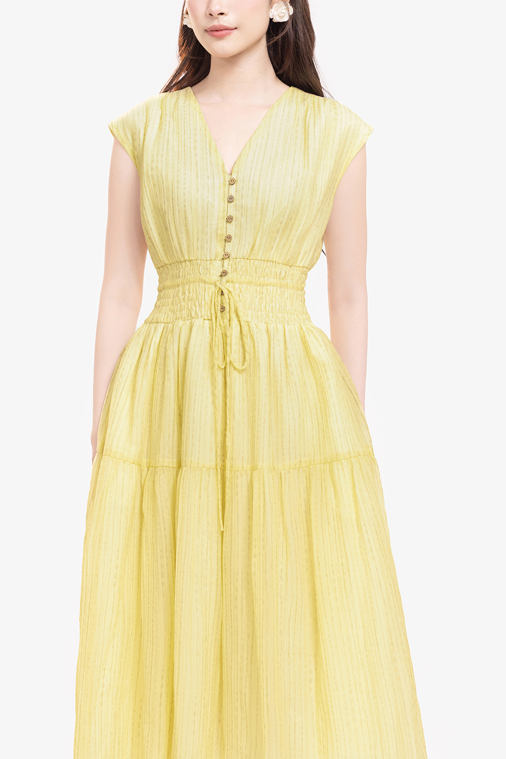 Đầm vàng dáng xòe dài phối nút gỗ nhấn eo