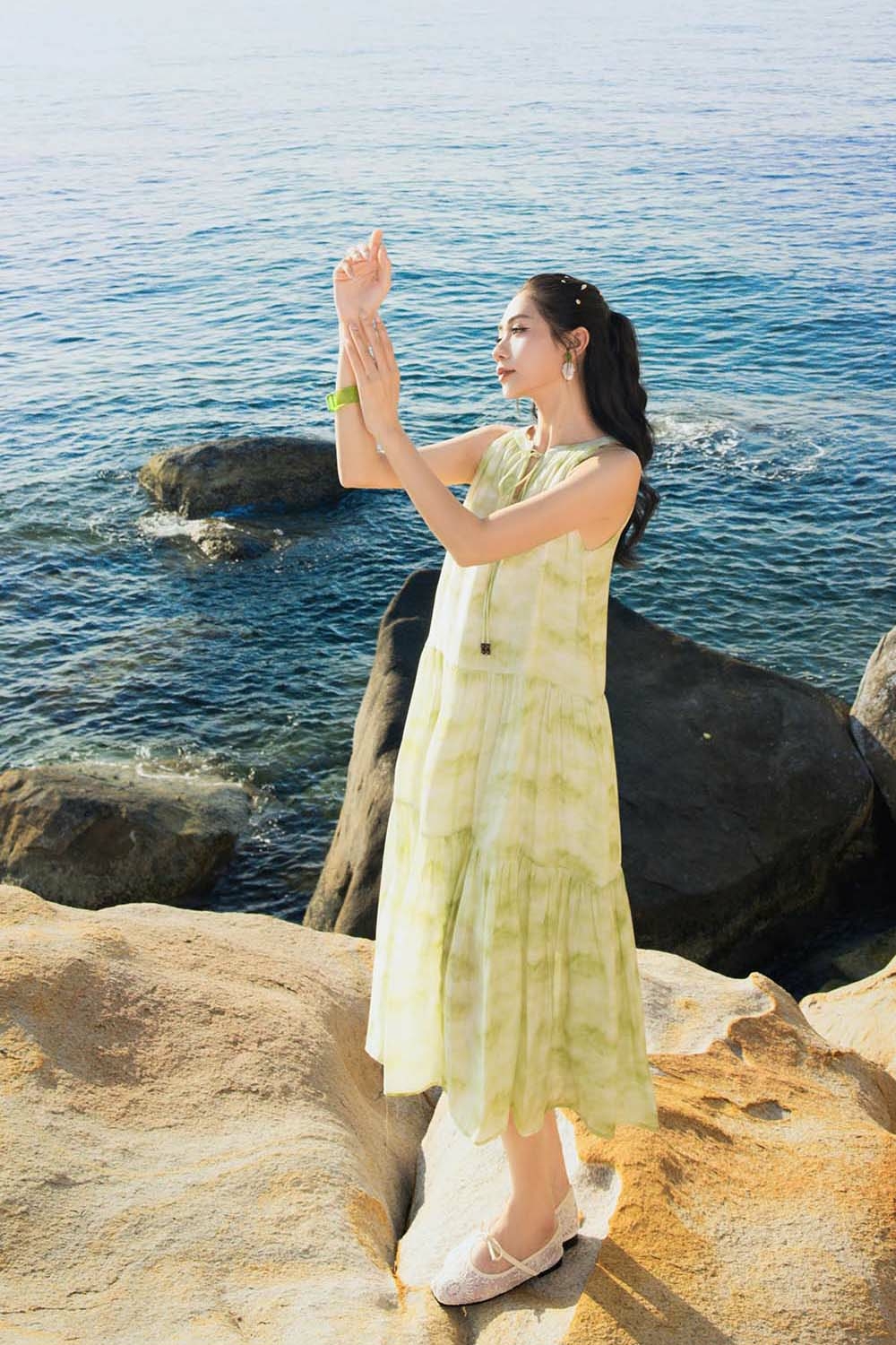 Đầm maxi tie-dye cổ yếm dáng suông