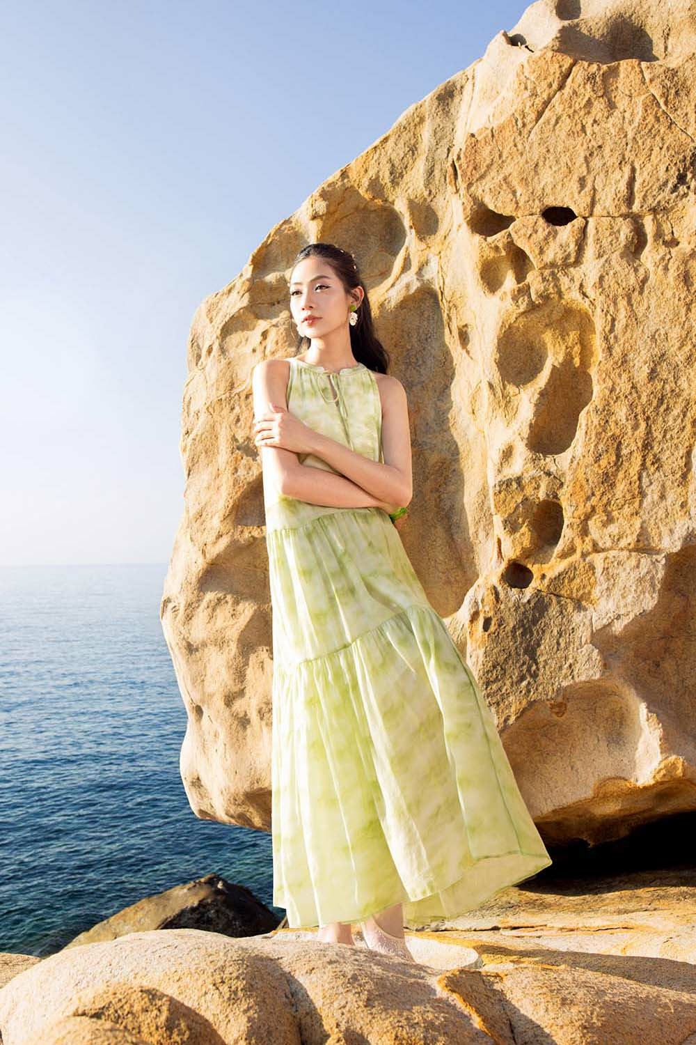 Đầm maxi tie-dye cổ yếm dáng suông