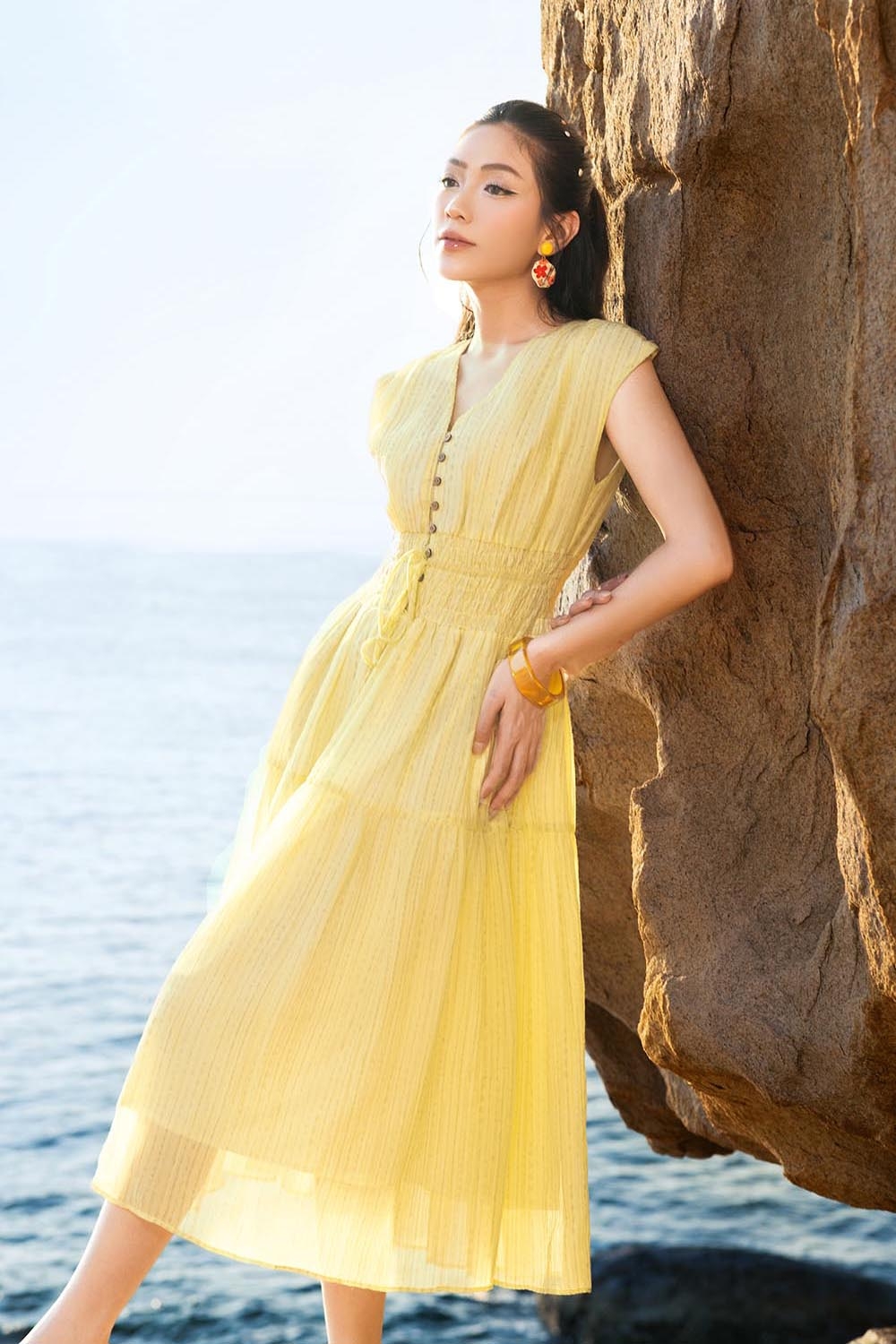 Đầm vàng dáng xòe dài phối nút gỗ nhấn eo