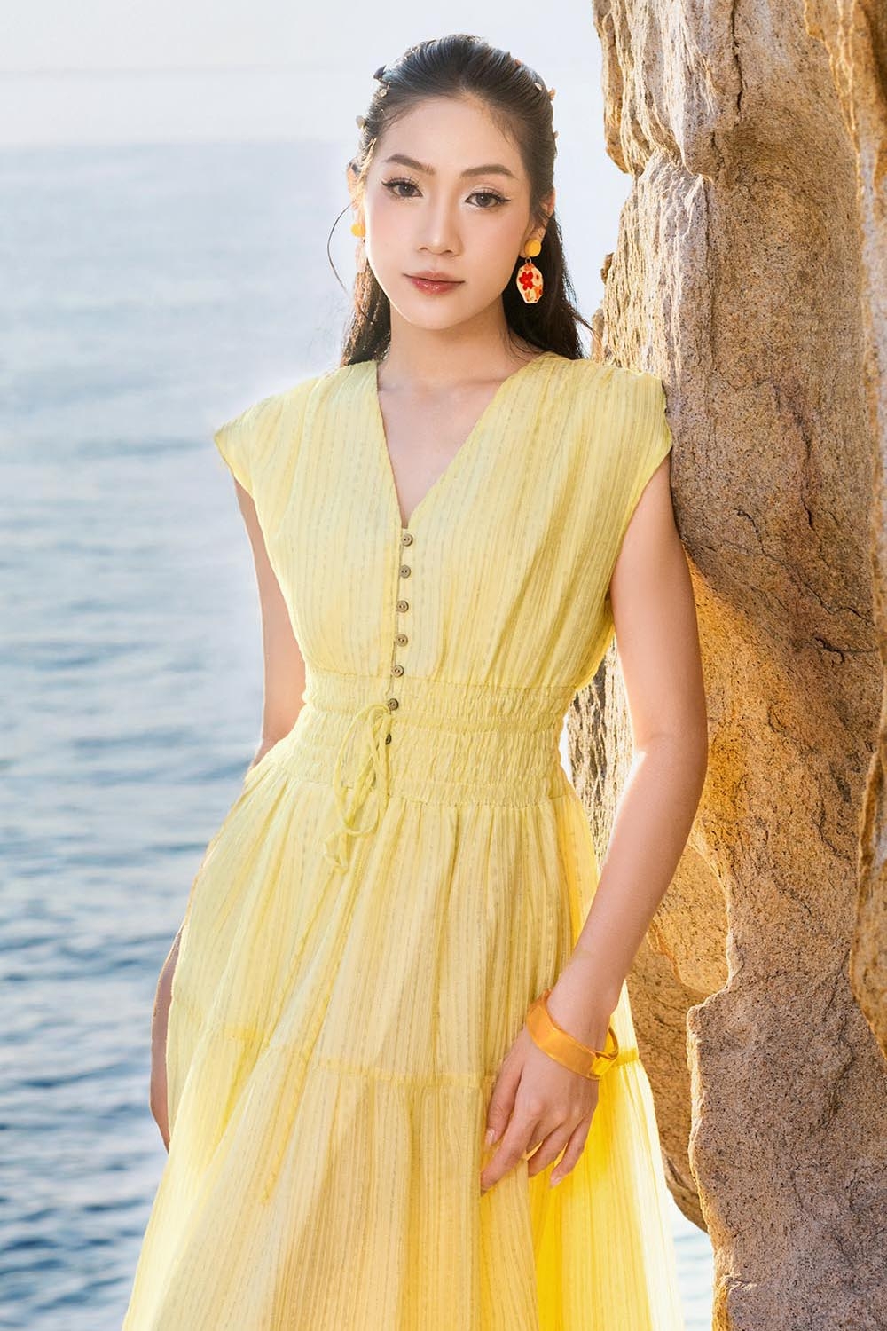 Đầm vàng dáng xòe dài phối nút gỗ nhấn eo