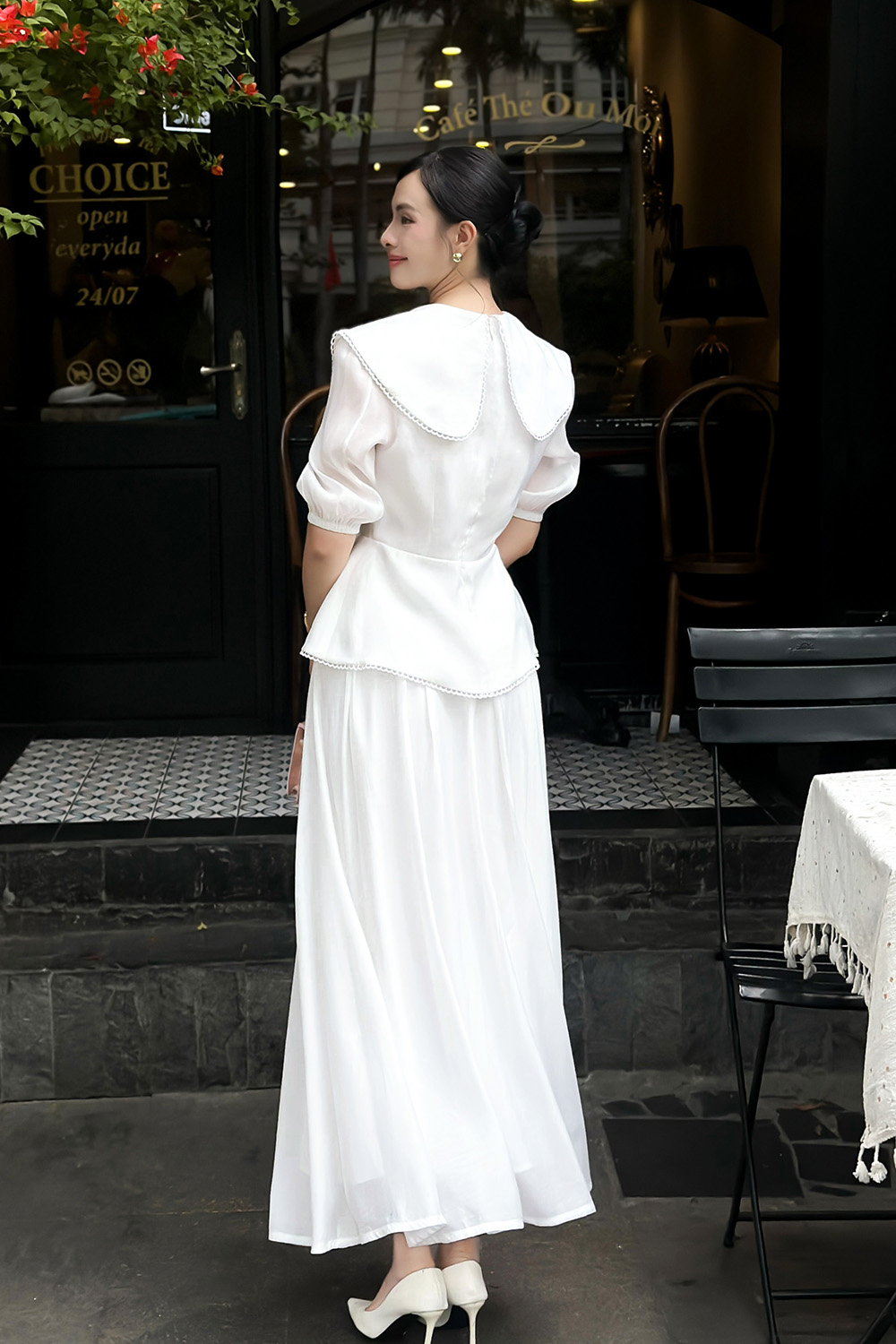 Áo trắng kiểu peplum cổ sen lớn