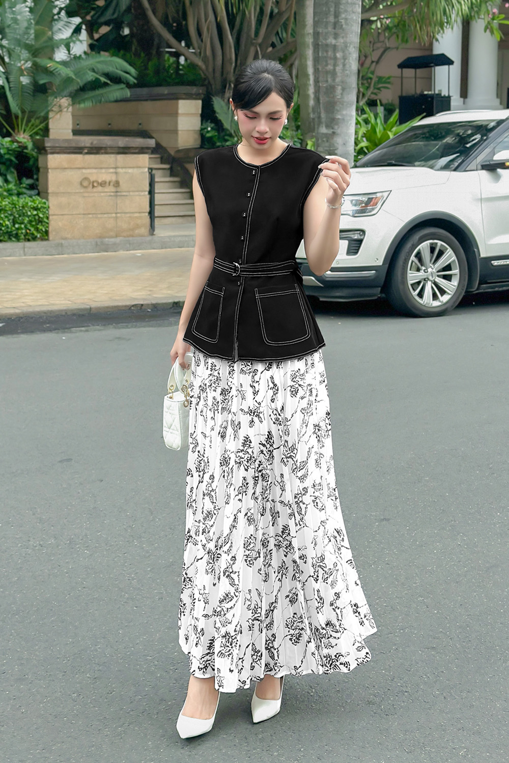 Áo đen peplum viền chỉ phối thắt lưng