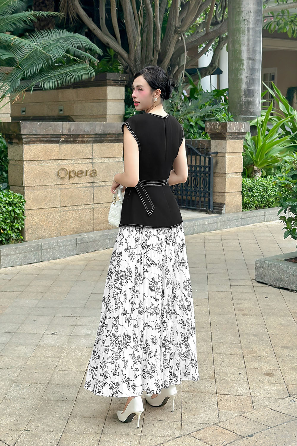 Áo đen peplum viền chỉ phối thắt lưng