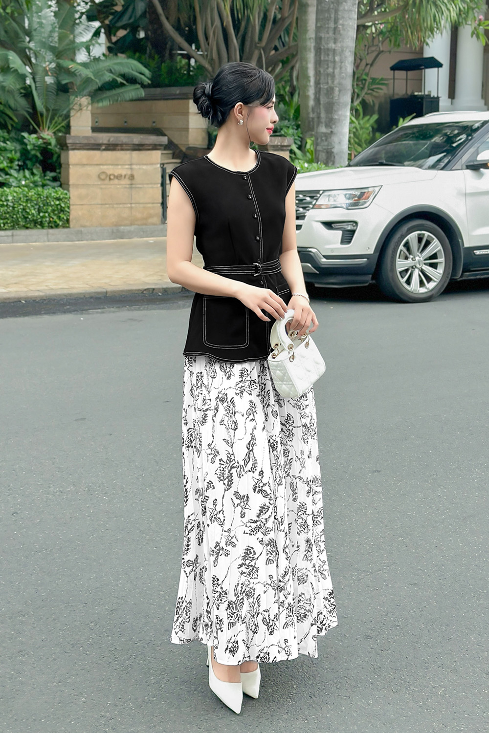 Chân váy voan trắng dáng dài hoa đen