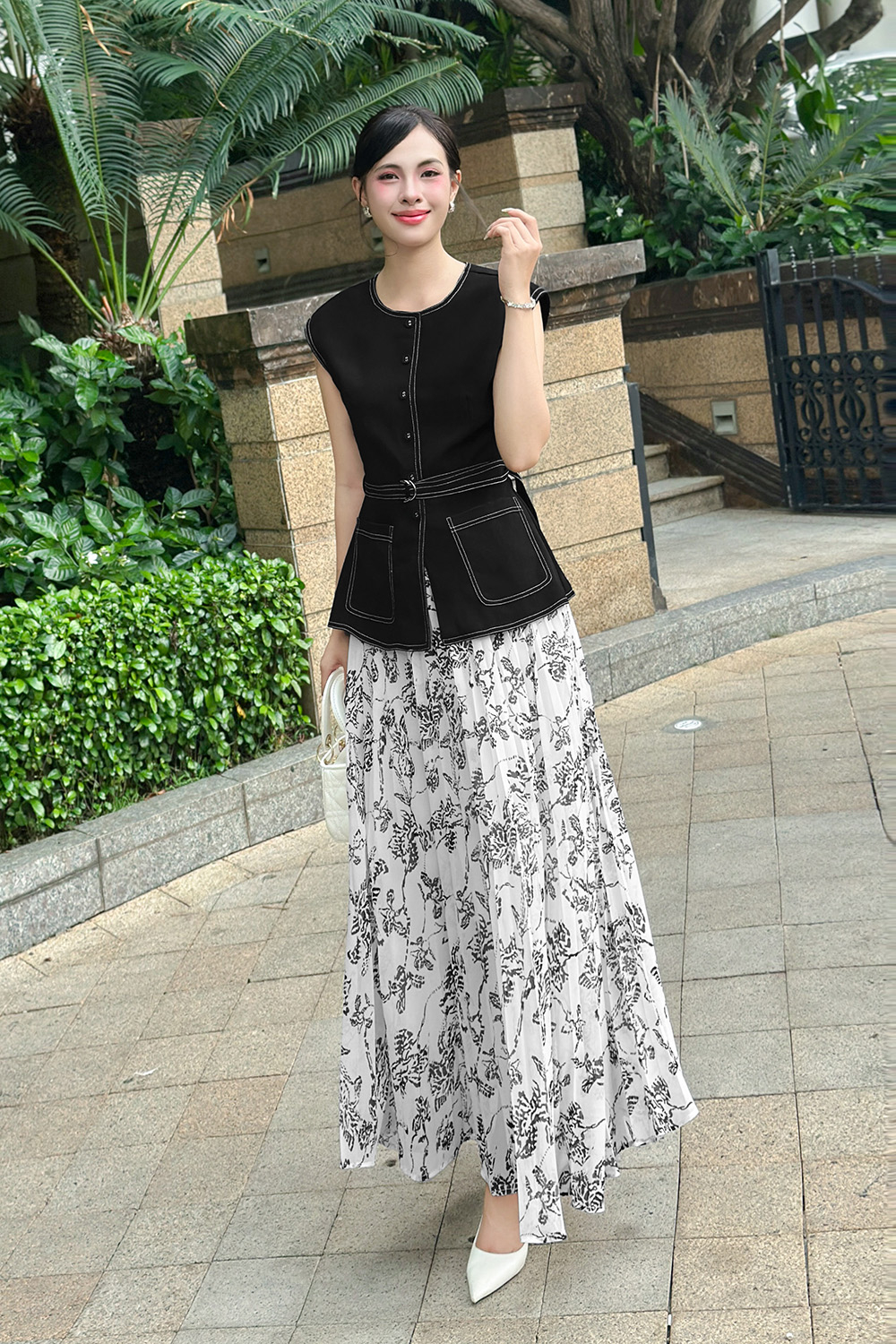 Chân váy voan trắng dáng dài hoa đen
