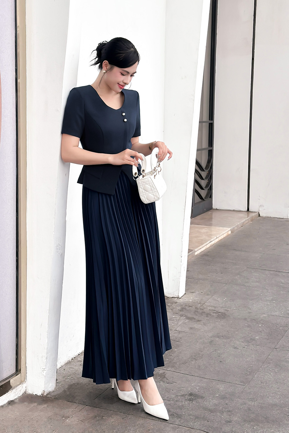 Chân váy dài xếp ly màu xanh đậm