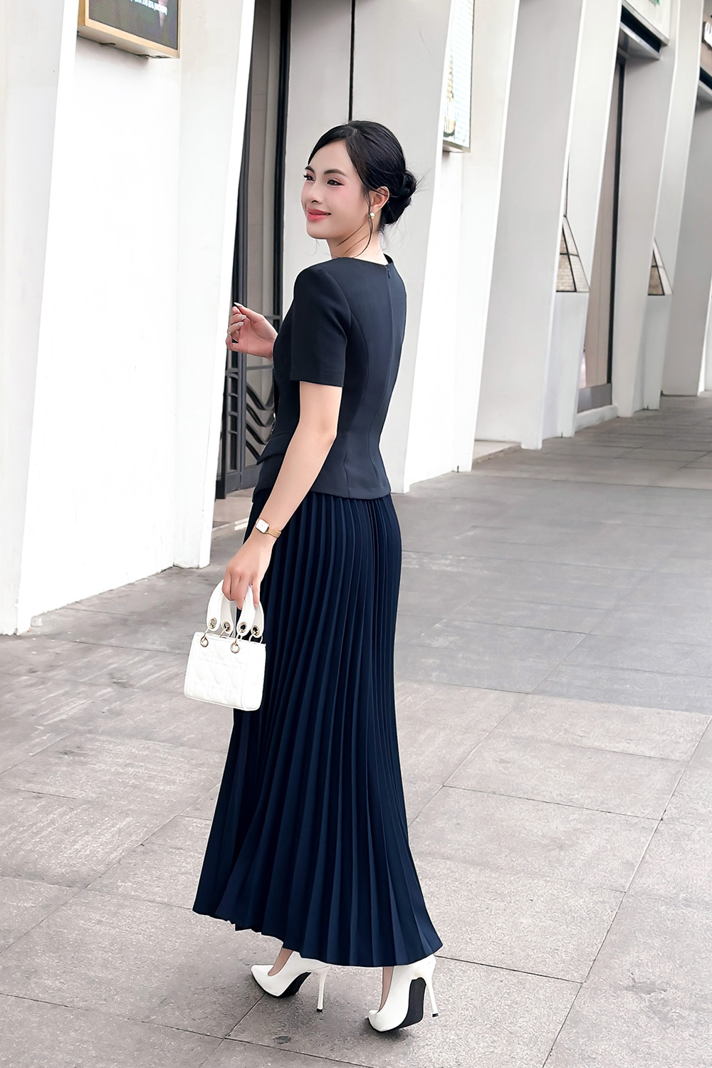 Chân váy dài xếp ly màu xanh đậm