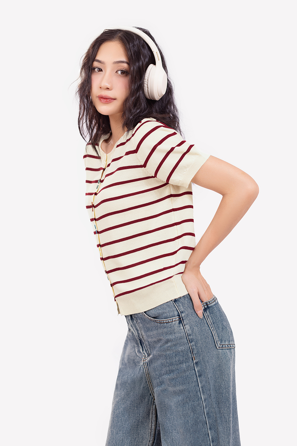 Áo len dệt kim nữ màu kem sọc đỏ