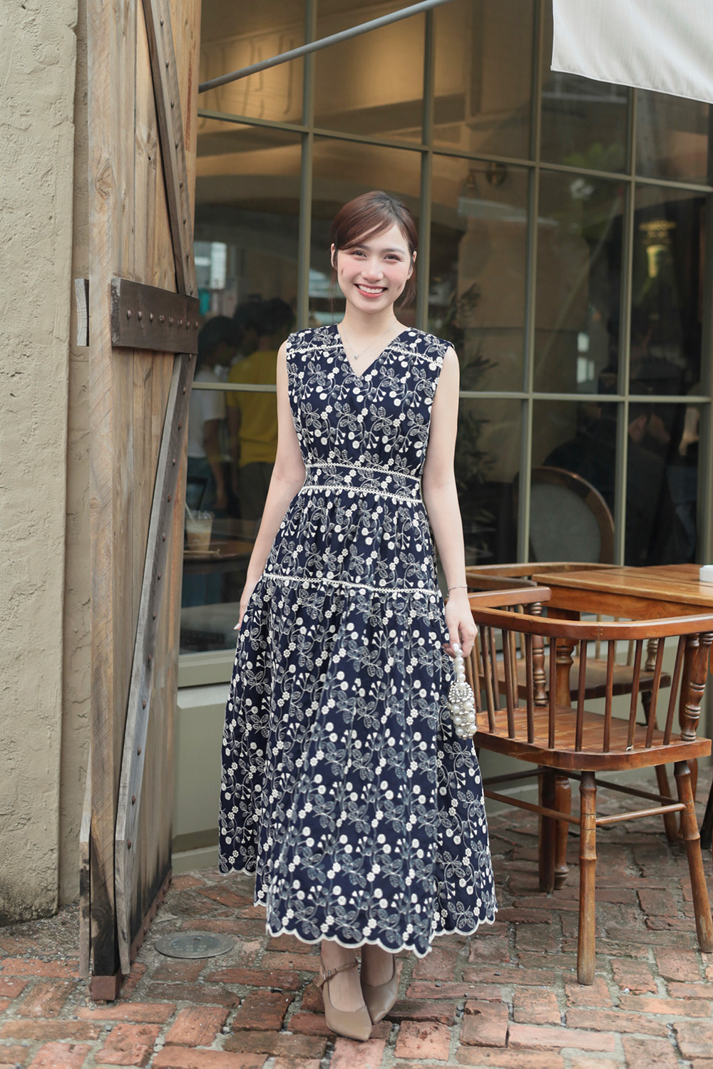 Đầm xòe dáng dài màu xanh hoa trắng