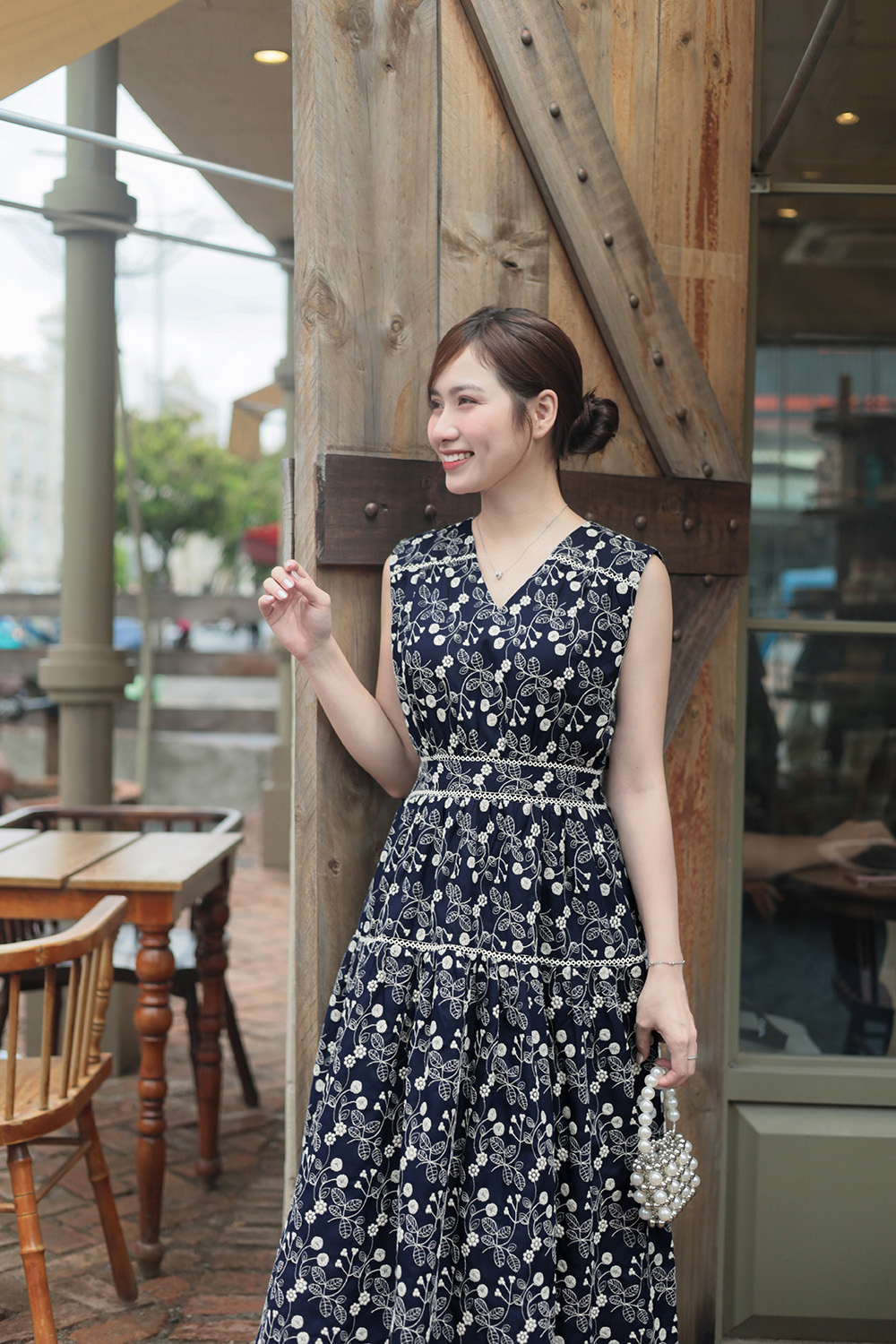 Đầm xòe dáng dài màu xanh hoa trắng