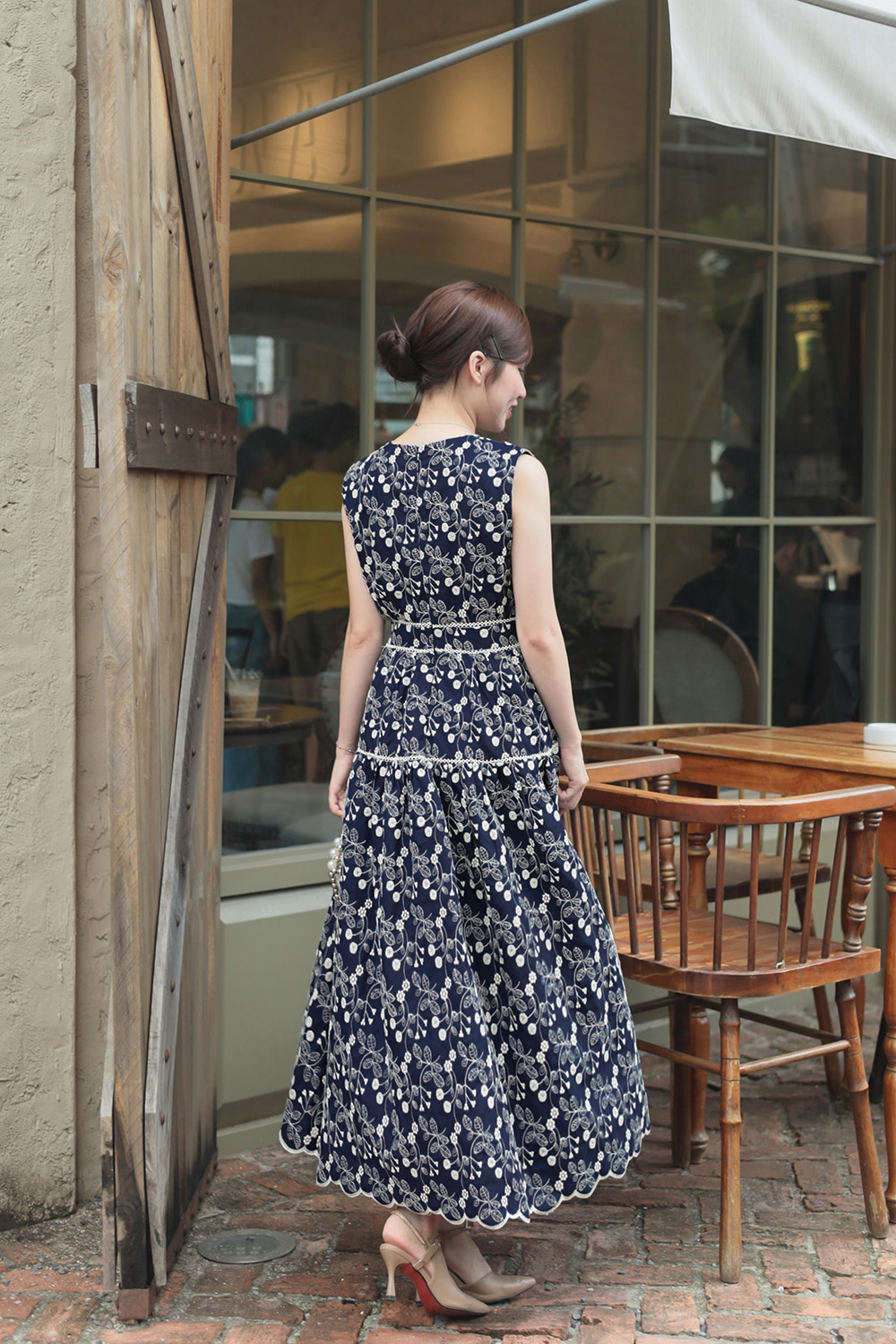 Đầm xòe dáng dài màu xanh hoa trắng