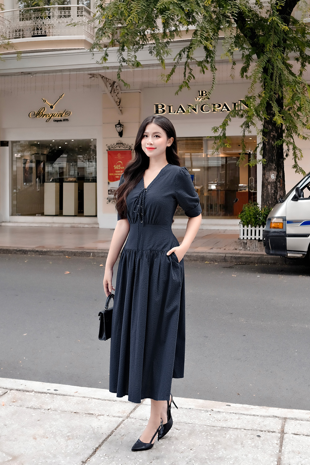 Đầm xòe kẻ sọc nhấn eo phối nơ