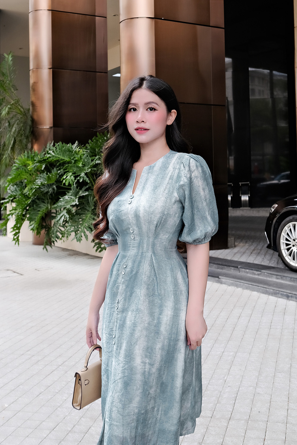 Đầm chữ A loang màu nhấn eo phối nút