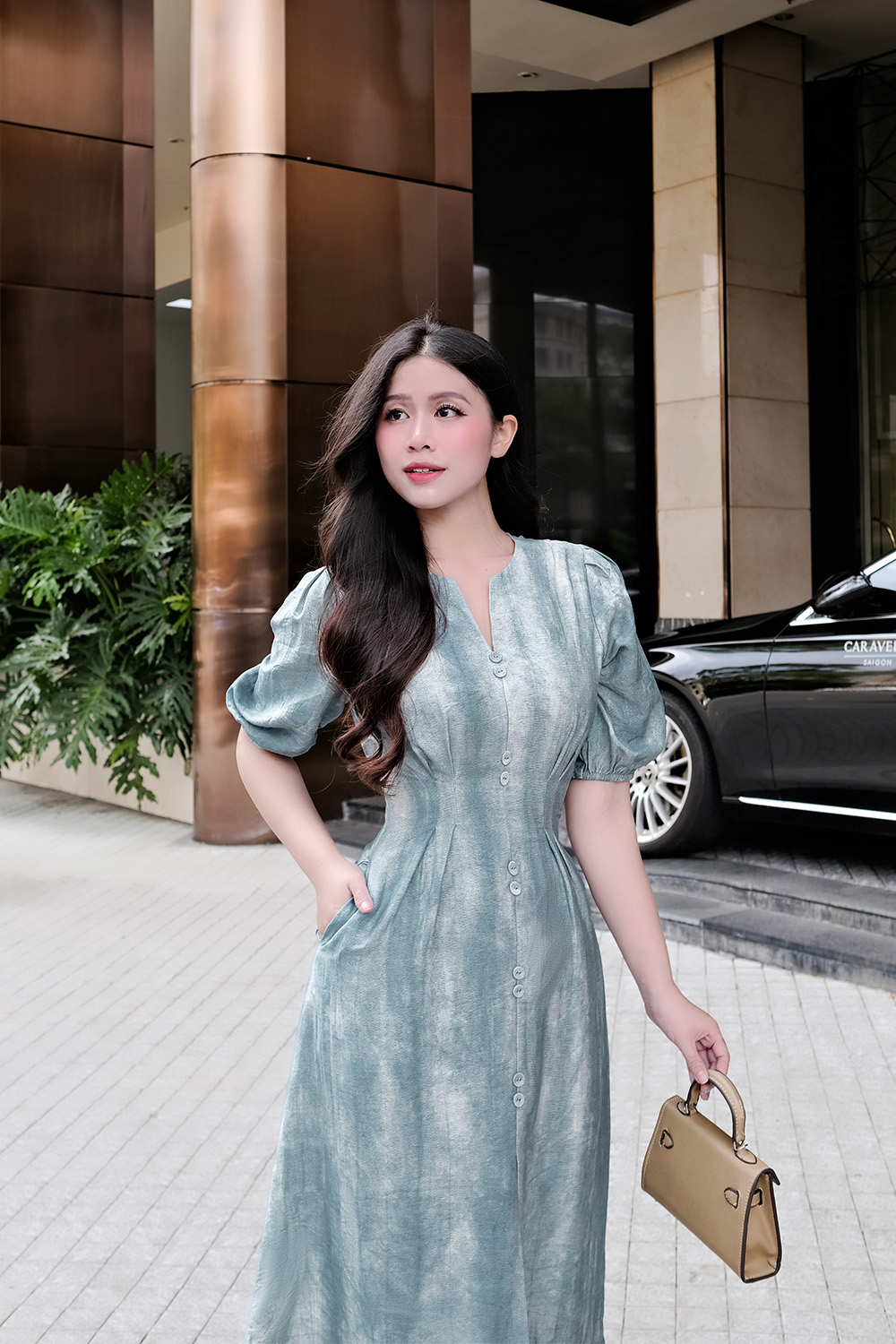 Đầm chữ A loang màu nhấn eo phối nút